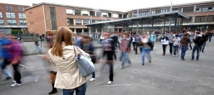 a-la-sortie-d-un-lycee-francais_903446
