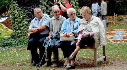 Banc public mamie perssone agée escroquerie voleuse