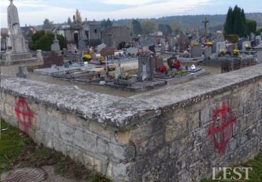 des-croix-celtiques-ont-ete-peintes-sur-le-mur-du-cimetiere-photo-i-p-1446032785