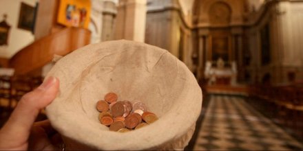 le-cure-ne-restituait-pas-au-diocese-l-argent-que-lui_3286685_800x400