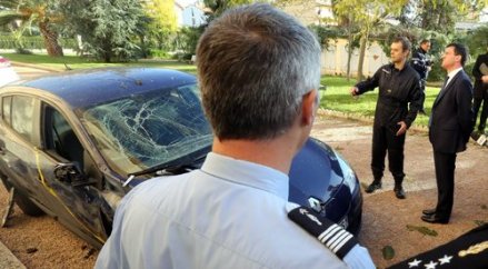 ©PHOTOPQR/NICE MATIN/fournil ; AJACCIO LE 7/12/2013 -  visite du ministre de l interieure manuel valls a la caserne battesti visee par un tirs de roquette  le ministre de linterieure a rencontre les familles des gendarmes (MaxPPP TagID: maxnewsworldthree387992.jpg) [Photo via MaxPPP]