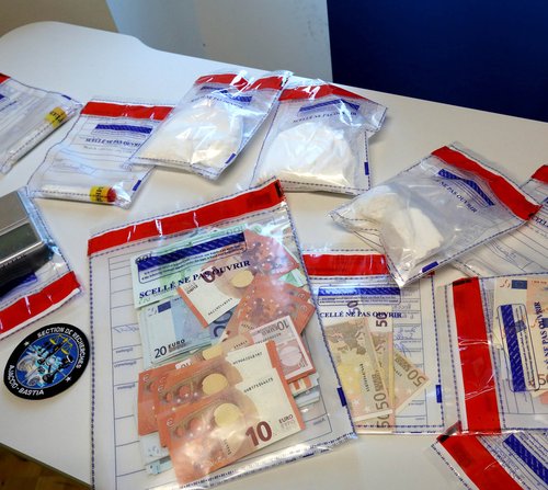 Conférence de presse au tribunal. Les prises de la section de recherche