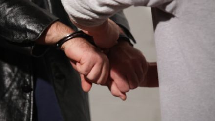 274087731-commissaire-de-police-judiciaire-menottes-detention-lutte-contre-la-delinquance