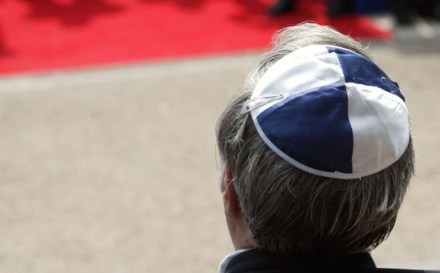 7770643543_un-homme-portant-une-kippa-illustration