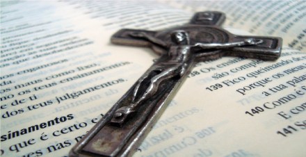 Biblia-e-crucifixo