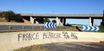 des-croix-celtiques-les-initiales-wp-pour-white-power_1686845_667x333