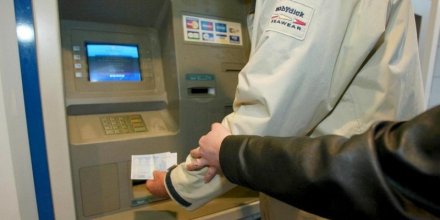 l-agresseur-a-agrippe-le-septuagenaire-au-bras_2701290_800x400