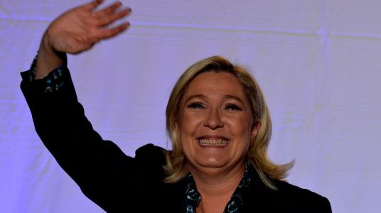 marine-le-pen-a-laval-le-4-novembre-2015_5459094