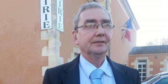 pierre-dinet-lors-de-la-campagne-pour-les-elections_3396383_800x400