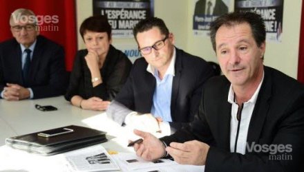 pierre-jean-robinot-(a-droite)-denonce-le-manque-de-democratie-et-le-peu-de-communication-au-sein-de-front-national-photo-philippe-briqueleur-1446756503