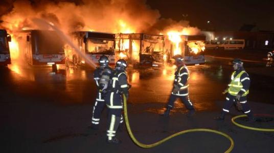 quatre-bus-detruits-dans-un-incendie