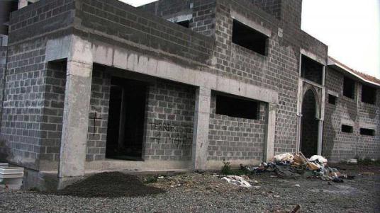 tag-sur-une-mosquee-en-chantier-caen