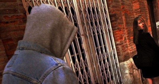 Viol femme ligote cagoule appartement