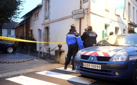 7767419957_des-gendarmes-a-proximite-de-la-bijouterie-de-sezanne-le-29-novembre-ou-un-commercant-a-tue-un-braqueur