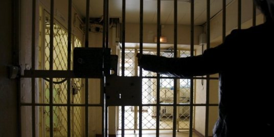 a-la-prison-de-vendil-le-vieil-sont-detenues-des-personnes_3159234_800x400