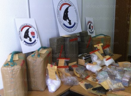 de-la-drogue-(250-kg-de-resine-de-cannabis-4-kg-de-cocaine-1-kg-d-heroine)-des-pistolets-automatiques-des-cartouches-et-plus-de-200-000-euros-en-petites-coupures-avaient-ete-saisis-par-la-pj-de-nice-1422480891
