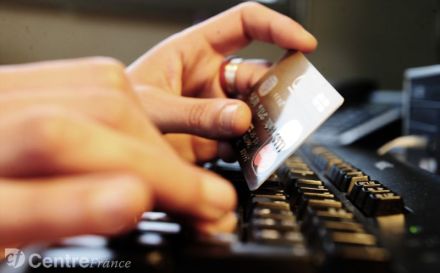 illustration-arnaque-carte-bleue-bancaire-paiement-internet-_1046998