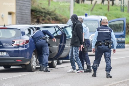 la-course-poursuite-entamee-dans-le-secteur-de-remiremont-s-est-terminee-rue-andre-vitu-a-epinal-de-maniere-musclee-(photo-jerome-humbrecht)-1449183614