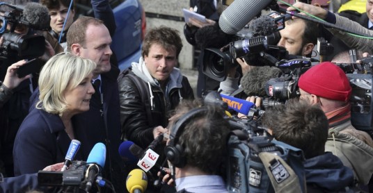 marine le pen madias journaliste censure camera mediatise fn