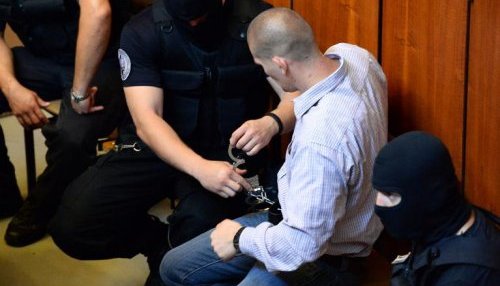 un-policier-retire-les-menottes-d-un-homme-accuse-du-meurtre_855898_500x286