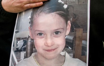 648x415_la-photo-de-chloe-portee-par-une-habitante-de-calais-le-16-avril-2015-lors-de-la-marche-en-hommage-a