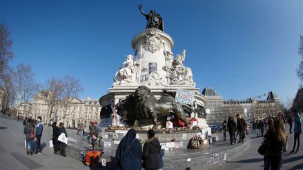 des-personnes-place-de-la-republique-a-paris-le-7-fevrier-2015-un-mois-apres-l-attentat-contre-charlie-hebdo_5255163