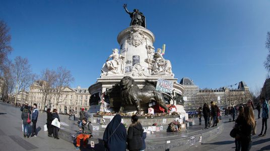 des-personnes-place-de-la-republique-a-paris-le-7-fevrier-2015-un-mois-apres-l-attentat-contre-charlie-hebdo_5255163