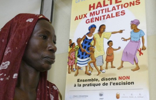 648x415_femme-devant-affiche-anti-excision-abidjan-2005.jpg