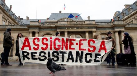 des-gens-manifestent-contre-les-assignations-a-residence-devant-le-conseil-d-etat-a-paris-le-11-decembre-2015_5488782.jpg