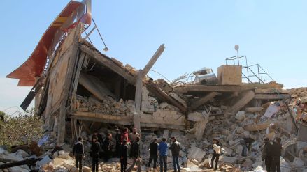 des-syriens-autour-des-ruines-d-un-hopital-soutenu-par-medecins-sans-frontieres-msf-a-maaret-al-noomane-une-zone-rebelle-dans-la-province-d-idleb-le-15-fevrier-2016_5516469.jpg