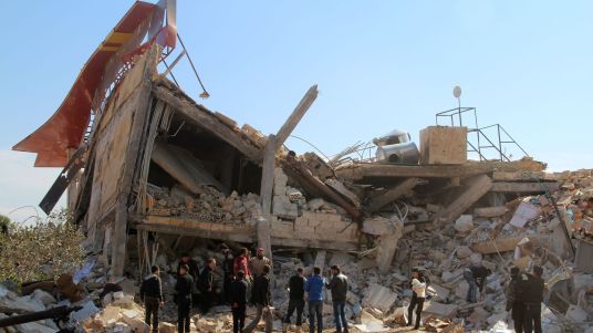 des-syriens-autour-des-ruines-d-un-hopital-soutenu-par-medecins-sans-frontieres-msf-a-maaret-al-noomane-une-zone-rebelle-dans-la-province-d-idleb-le-15-fevrier-2016_5516469.jpg