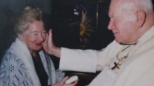 extrait-de-l-emission-panorama-de-la-bbc-qui-revient-sur-la-relation-entre-le-pape-jean-paul-ii-et-anna-teresa-tymieniecka_5516345