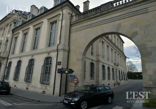 la-femme-au-couteau-a-ete-arretee-manu-militari-a-l-entree-de-la-cour-d-appel-photo-pierre-mathis-1453965494