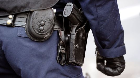policier-arme-de-service-pistolet-police_4978719.jpg