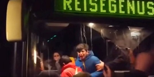 un-enfant-sort-du-bus-en-pleurs-tout-autour-des_3607745_1000x500