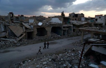 648x415_des_enfants_dans_les_ruines_d_une_rue_de_douma_en_peripherie_de_la_capitale_syrienne_damas_le_27_fevrier_2016.jpg