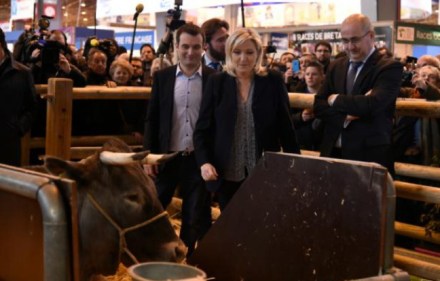 648x415_florian_philippot_vice_president_du_fn_et_marine_le_pen_au_salon_de_l_agriculture_le_01_mars_2016_a_paris.jpg