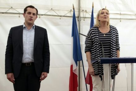 858626-la-presidente-du-front-national-marine-le-pen-chante-une-marseillaise-avec-l-eurodepute-nicolas-bay-.jpg