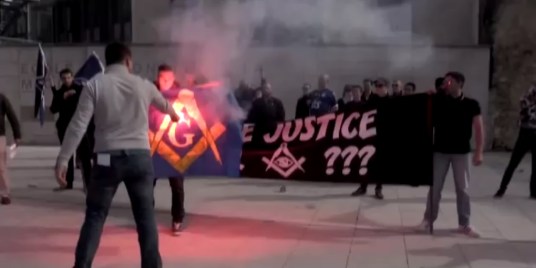 Extreme droite franc maconnerie macon identitaire drapeau renouveau francais brule laicité catholique