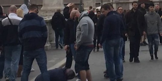 supporter spata parague urine racaille scandale honteux mendiante mendiant