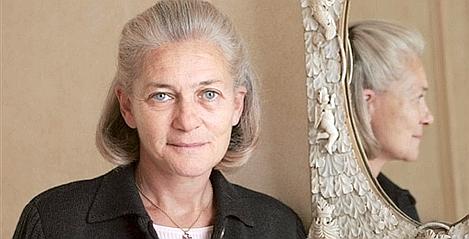 French philosopher Elisabeth Badinter poses 26 October 2005 in her house in Paris.