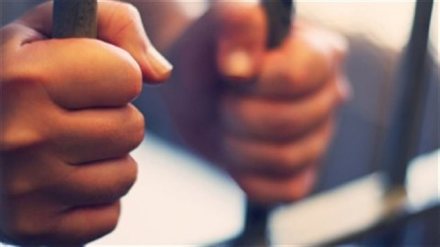 150507_sg81r_prison-detenu-barreaux_sn635