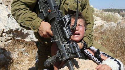 un-soldat-israelien-plaque-un-enfant-palestinien-sur-un-rocher-lors-d-affrontements-entre-les-forces-de-securite-israeliennes-et-des-manifestants-palestiniens-le-28-aout-2015-a-nabi-saleh-pres-de-ramallah-en-cisjordanie_5406377