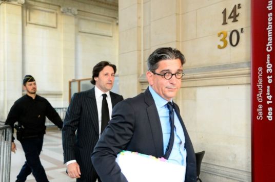 882863-arnaud-mimran-c-arrive-au-tribunal-a-paris-avec-son-avocat-jean-marc-fedida-d-le-25-mai-2016