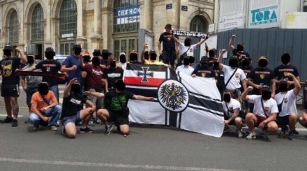 Des hooligans allemands exhibent un drapeau du IIe Reich et font des saluts nazis (2)