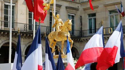 la-statue-de-jeanne-d-arc-entouree-de-drapeaux-francais-pendant-une-manifestation-de-l-organisation-catholique-fondamentaliste-a-paris-le-8-mai-2016_5593797.jpg