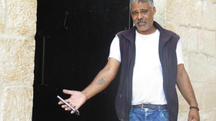 musulman-il-garde-un-lieu-saint-chretien