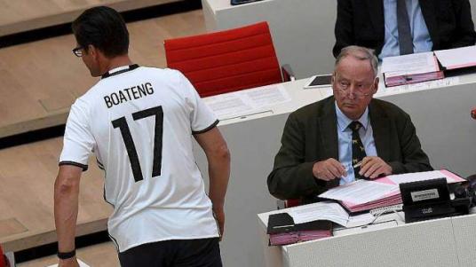 un-depute-allemand-porte-un-maillot-de-boateng-contre-lextreme-droite.jpg