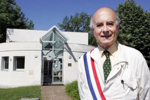 ce-maire-intello-est-passionne-de-physique-de_859605_490x326