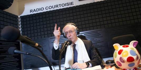 Henry-de-Lesquen-dans-un-studio-de-radio-courtoisie